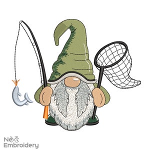 Può includere: Un gnomo verde con la barba bianca tiene in mano una canna da pesca e una rete. Lo gnomo indossa un cappello verde e ha un pesce all'estremità della sua lenza.