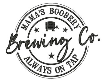 Könnte beinhalten: Schwarzweißes Logo mit dem Text "Mama's Boobery Brewing Co. Always On Tap" in einem Kreis mit einem Stern und einem Fass mit einem Hahn.