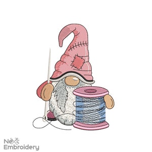 Könnte beinhalten: Ein rosa Zwerg mit weißem Bart hält eine Spule blauen Fadens und eine Nadel. Der Zwerg trägt einen rosa Hut mit einem genähten Flicken.