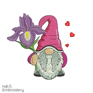 Puede incluir: Un gnomo rosa sosteniendo una flor de iris púrpura con tres corazones rojos en el fondo.