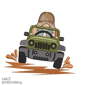 Könnte beinhalten: Ein grüner Jeep mit einem Zwerg am Steuer. Der Jeep fährt durch Schlamm und spritzt braunen Schlamm. Der Zwerg trägt einen braunen Hut und hat einen weißen Bart.