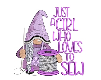 Pode incluir: Gnome roxo com uma agulha e linha, segurando um carretel de linha. O texto "Just a girl who loves to sew" está escrito em roxo.