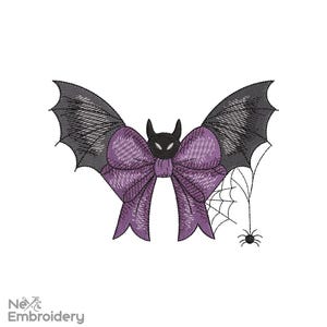 Puede incluir: Diseño bordado con un murciélago con un lazo morado, alas negras y una telaraña con una araña. El murciélago tiene ojos brillantes y una pajarita. El diseño está sobre un fondo blanco. El texto "Next Embroidery" está en la parte inferior.