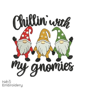 Op de afbeelding: Borduurwerk met de tekst "Chillin' with my gnomes" met drie gnomen in rood, geel en groen die in een rij staan.