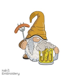 Può includere: Un gnomo dei cartoni animati con un cappello giallo tiene un boccale di birra e una forchetta con una salsiccia sopra.