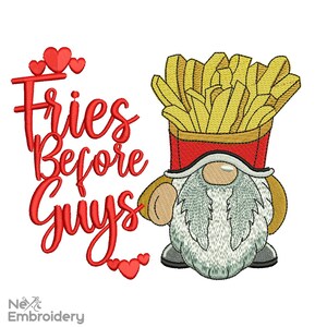 Peut inclure: Broderie représentant un gnome portant un chapeau rouge et blanc avec des frites sur le dessus. Le texte "Fries Before Guys" est en rouge avec des cœurs autour.