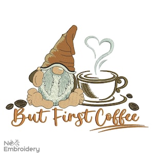 Könnte beinhalten: Ein brauner Zwerg mit weißem Bart sitzt mit einer dampfenden Tasse Kaffee. Der Text "But First Coffee" ist in brauner Kursivschrift unter dem Zwerg und der Kaffeetasse geschrieben.