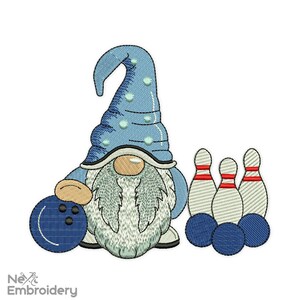 Könnte beinhalten: Gesticktes Design mit einem Bowling-Wichtel mit blauem Hut und Bart, der einen Bowlingball hält. Das Design umfasst auch drei Kegel und drei Bowlingkugeln. Das Design befindet sich auf weißem Hintergrund.