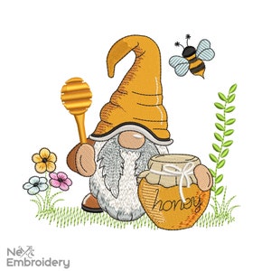 Może przedstawiać: Żółty krasnal z długim, spiczastym kapeluszem trzyma łyżkę do miodu i słoik miodu z napisem "honey". Pszczoła lata nad krasnalem, a w tle widać zielone liście i kwiaty.