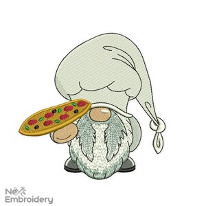 Op de afbeelding: Een cartoon-dwerg met een witte koksmuts houdt een pizza vast met rode pepperoni, groene paprika's en zwarte olijven.