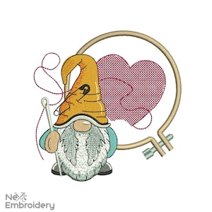 Może przedstawiać: Gnom z żółtym kapeluszem i niebieską koszulą trzyma igłę i nić. Czerwone serce jest wyszyte w obręczy za gnomem.