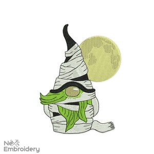 Op de afbeelding: Een borduurontwerp met Halloween-thema met een mummie-kabouter met een zwarte hoed, gewikkeld in witte verbanden en groene accenten. Op de achtergrond is een gele maan te zien. Het ontwerp bevat de tekst "Next Embroidery".
