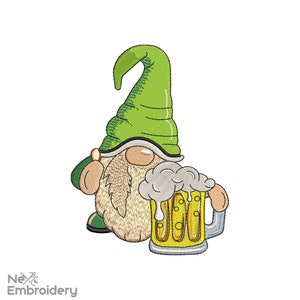 Può includere: Un gnomo verde con la barba bianca che tiene un bicchiere di birra con la schiuma bianca.