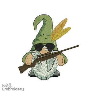 Puede incluir: Un gnomo verde con barba blanca y gafas de sol sostiene un rifle marrón. El gnomo lleva un sombrero verde con una pluma amarilla.