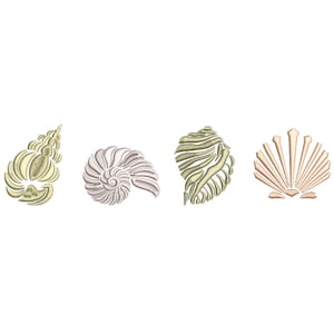 Pode incluir: Quatro tipos diferentes de conchas em uma fila. As conchas são bordadas em tons de verde, marrom e branco.