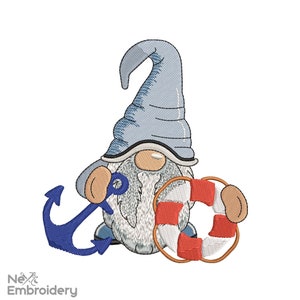 Op de afbeelding: Een blauwe en witte gnome met een witte baard, die een blauwe hoed draagt en een blauwe anker en een rode en witte reddingsboei vasthoudt.