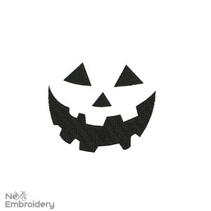 Pode incluir: Design de bordado preto e branco de um rosto de abóbora com um sorriso largo, olhos triangulares e um nariz triangular.