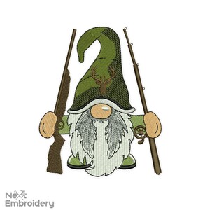 Puede incluir: Un gnomo verde con barba blanca y un sombrero verde con la silueta de un ciervo. El gnomo sostiene un rifle y una caña de pescar.