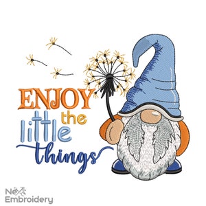 Pode incluir: Desenho bordado com um gnomo azul segurando um dente-de-leão com o texto "Enjoy the little things" em laranja, azul e amarelo.