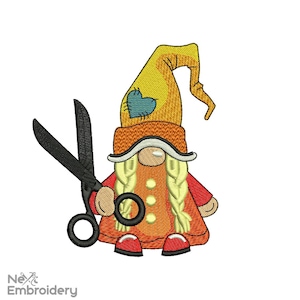 Può includere: Un gnomo con un cappello giallo e un cappotto arancione tiene un paio di forbici nere. Il gnomo ha trecce bionde e un cuore blu sul cappello.