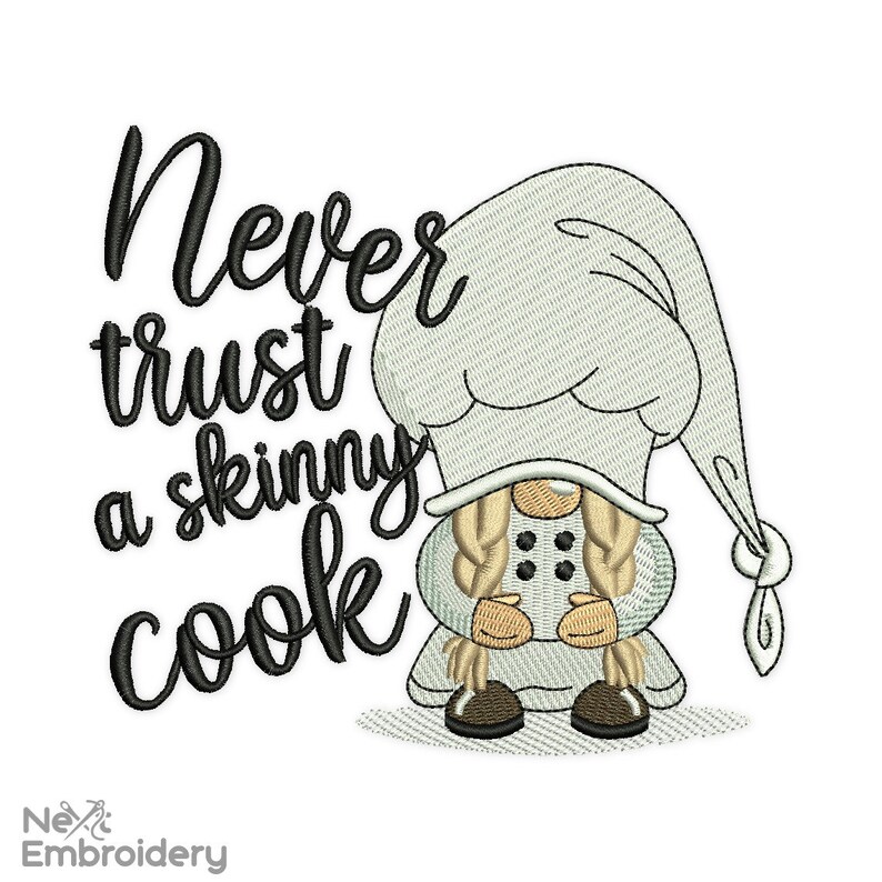 Op de afbeelding: Een witte gnome met een rode neus en zwarte knopen draagt een witte koksmuts. De gnome houdt zijn handen voor zich gevouwen. De tekst "Never trust a skinny cook" staat in zwarte, cursieve letters links van de gnome.
