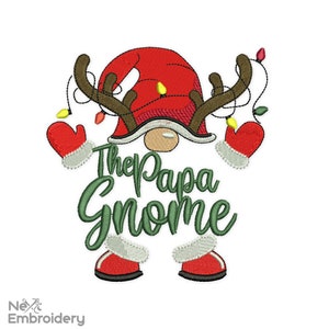Może przedstawiać: Haftowany wzór przedstawiający świątecznego gnoma w czerwonym kapeluszu z rogami renifera i trzymającego lampki. Tekst "The Papa Gnome" jest napisany na zielono pod gnomem.