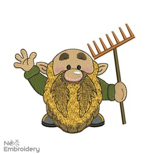Puede incluir: Un gnomo de dibujos animados con una larga barba marrón y una camisa verde sostiene un rastrillo marrón. Está saludando con la mano izquierda.