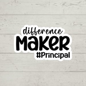 Op de afbeelding: Zwart-witte sticker met de tekst "difference maker #Principal" op een witte houten achtergrond.