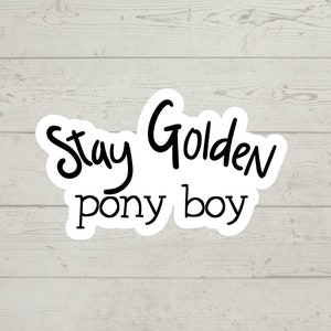 Puede incluir: Pegatina blanca con texto negro que dice "Stay Golden pony boy".