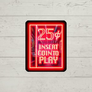 Pode incluir: Um letreiro de néon vermelho com letras brancas que diz "25¢ INSERT COIN TO PLAY". O letreiro é emoldurado em preto e tem um efeito brilhante.