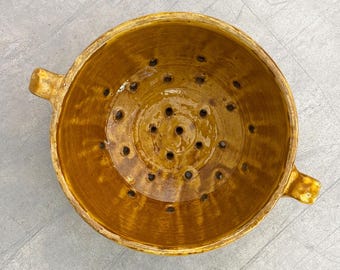 Colador de cerámica antigua esmaltada en amarillo