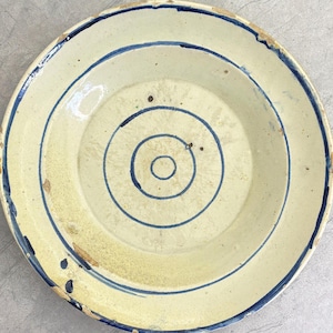 Plato antiguo grande con diseño circular