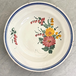 Plato grande antiguo con motivos florales pintados a mano
