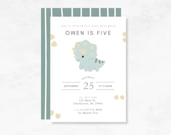 Peut inclure: Une invitation bleu clair avec une bordure rayée verte et blanche. L'invitation est pour une fête sur le thème des dinosaures pour un enfant qui a cinq ans. Le texte indique "Vous êtes invité à une fête de dino-mite Owen a cinq ans. Samedi 25 septembre à 11h00. La maison Smith 123 Main St. Charleston, SC 29401. RSVP au 123-555-4040 avant le 31 mars."