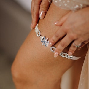 INFINITE Jarretière de mariage de luxe parsemée de cristaux PRECIOSA et de perles. image 1