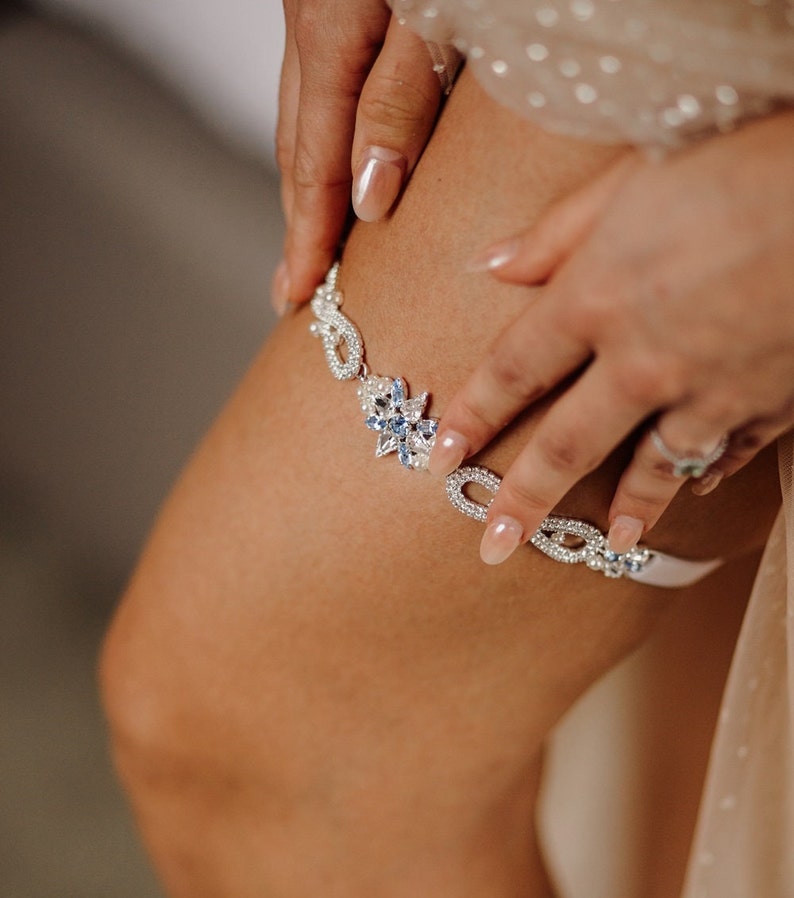 INFINITE Jarretière de mariage de luxe parsemée de cristaux PRECIOSA et de perles. image 1