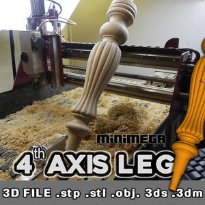 Könnte beinhalten: Eine CNC-Maschine fräst ein Holzbein mit einer 4. Achse. Die Maschine ist mit Holzspänen bedeckt. Der Text "4th AXIS LEG" ist auf der Maschine sichtbar. Der Text "3D FILE .stp .stl .obj .3ds .3dm" ist unter der Maschine sichtbar.