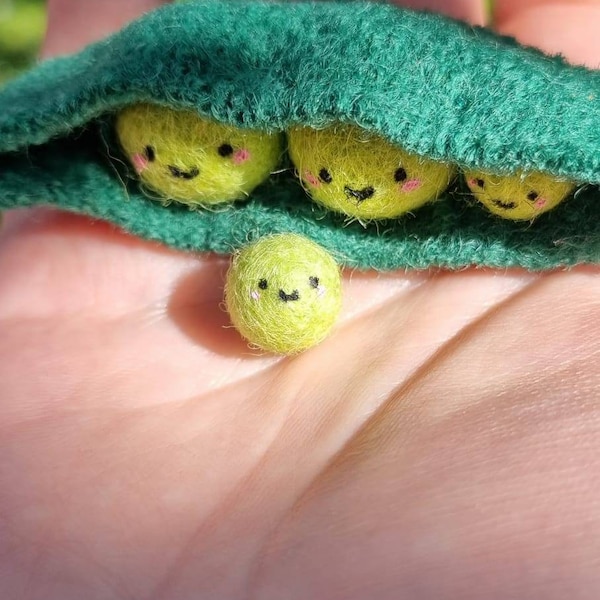 Kawaii Erbsen Familie mit Babys in der Schote (auch andere Wünsche möglich)