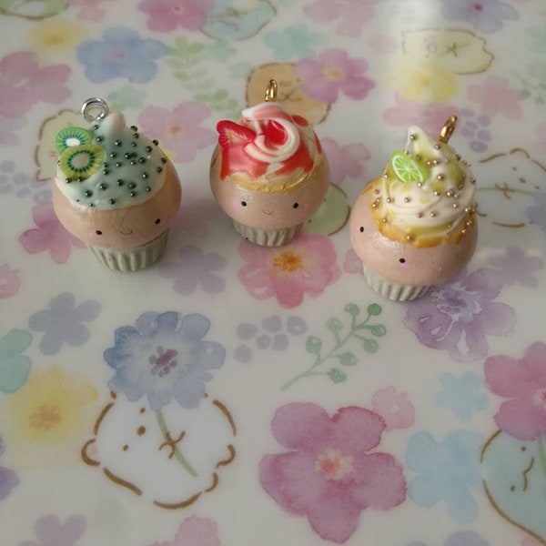 Breloque cupcake Kawaii Cream & Fruit mix avec un joli visage