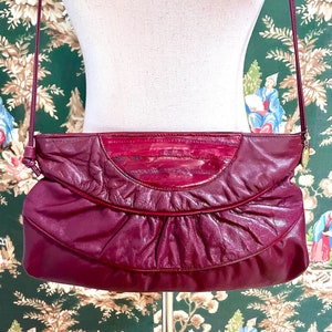 Bolso bandolera plisado vintage de piel de anguila y cuero burdeos de los años 80