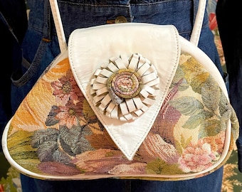 1980s Vintage tela floral sin marca y bolso crossbody de cuero blanco