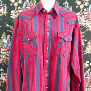 Camicia in denim western da uomo vintage anni &#39;90 con strisce rosse e blu