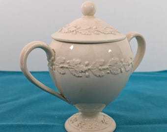 Wedgwood Cream on Cream Queensware Handled Sugar Bowl with Lid and Round Finial