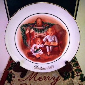Lovely Avon Christmas Memories Series 1983 PORCELAIN PLATE 22kt Gold Trimmed &quot;Enjoying The Night Before Christmas&quot; in Original Box