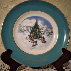 Lovely Vintage Gold Rimmed Avon 1978 Sixth Edition &quot;Trimming the Tree&quot; Collectors Plate by Enoch Wedgewood, England 9&quot; Round