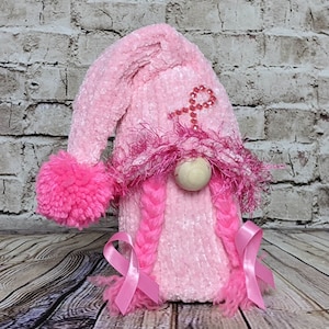Plyschig rosa bröstcancertomte | Tomte med luddigt brätte | Elegant strassband | Skogstomte | Bröstcancergåva