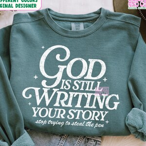 God schrijft nog steeds je verhaal SVG PNG, christelijke Svg Png, retro sublimatie ontwerp downloaden, trendy shirt Design, bijbelvers Svg png