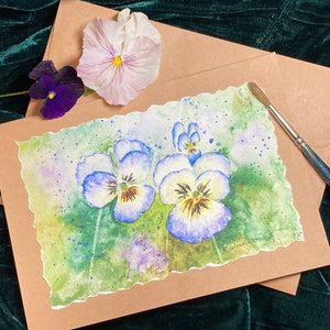 Biglietto con viole del pensiero blu e bianche, fatto a mano, dipinto a mano con acquerello