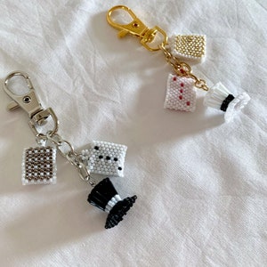 3D Alice geïnspireerde tovenaar sleutelhanger, grillige cilinderhoed en pokerkaarten handgemaakt accessoire, uniek eigenzinnig vriendschap BFF-cadeau, tovenaarsspreuk