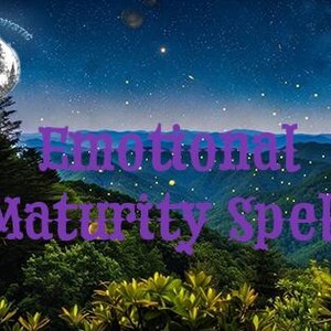 Könnte beinhalten: Ein Landschaftsbild eines Gebirges unter einem Sternenhimmel. Der Text "Emotional Maturity Spell" ist in Lila dargestellt. Das Bild zeigt auch einen Mond und Bäume.